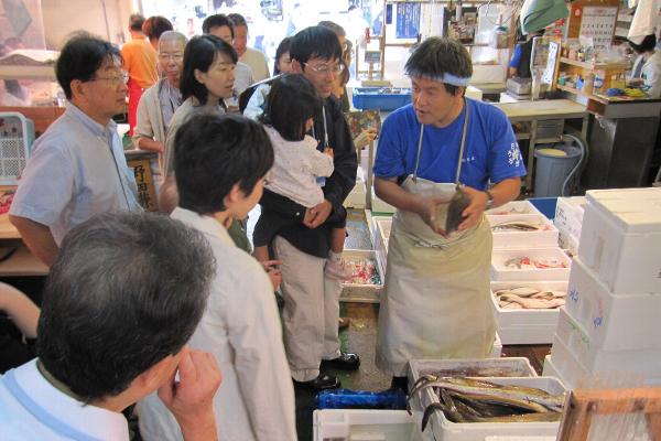 名古屋の台所・柳橋市場のにぎわいを体感！ なごや環境大講座第1回「日本人と魚」