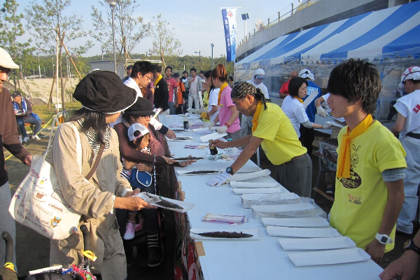 【愛フェス特集】多くの来場者が旬の味覚を味わう！大人気の「大船渡さんま祭り」