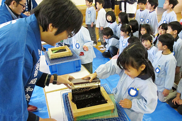 【お魚ブログ】「海苔の日」イベントで園児がノリすき体験！