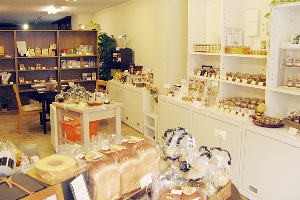 “近代養蜂発祥の地”である岐阜のハチミツをはじめとして、 とことん岐阜のものにこだわったお店「ふーちゃんSHOP」