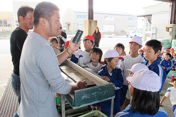 【お魚ブログ】松阪・猟師漁港で小学生が競りを見学