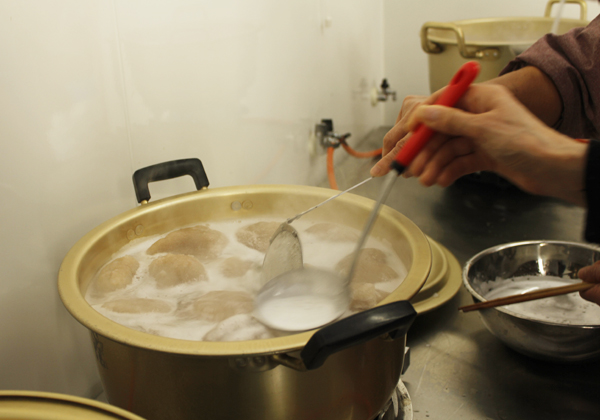 地元の伝統食・こんにゃくづくりに挑戦する「多良を愛する会」