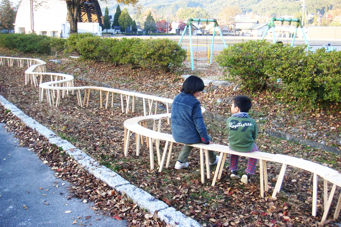 木工の町で生まれた「つながる」ベンチ