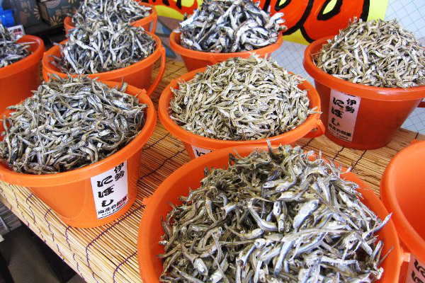 白子漁港であがった新鮮な海産物を販売する「まるかつ」