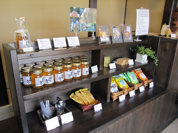 渥美半島で採れた完熟ハチミツ。自然の恵みを届ける「鈴木養蜂園」