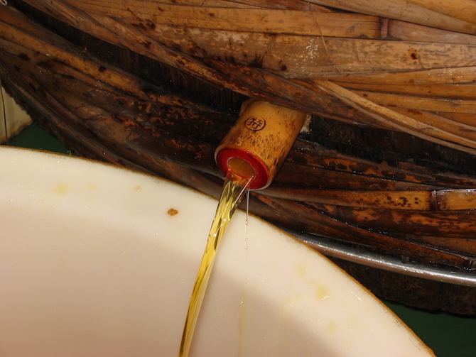 琥珀色の醤油「しろたまり」。昔ながらの天然醸造の味わいを復元