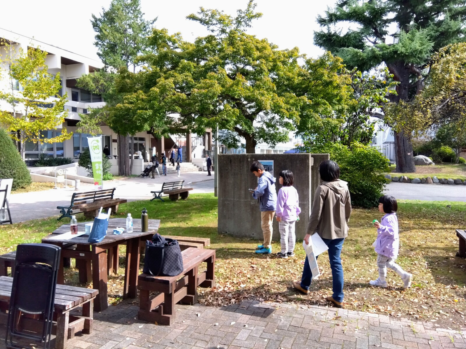 参加者にはツアー形式で体験してもらっています